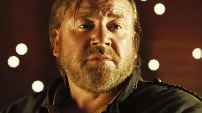 Morris Stanley (Ray Winstone) stands impassively in The Proposition (2005)