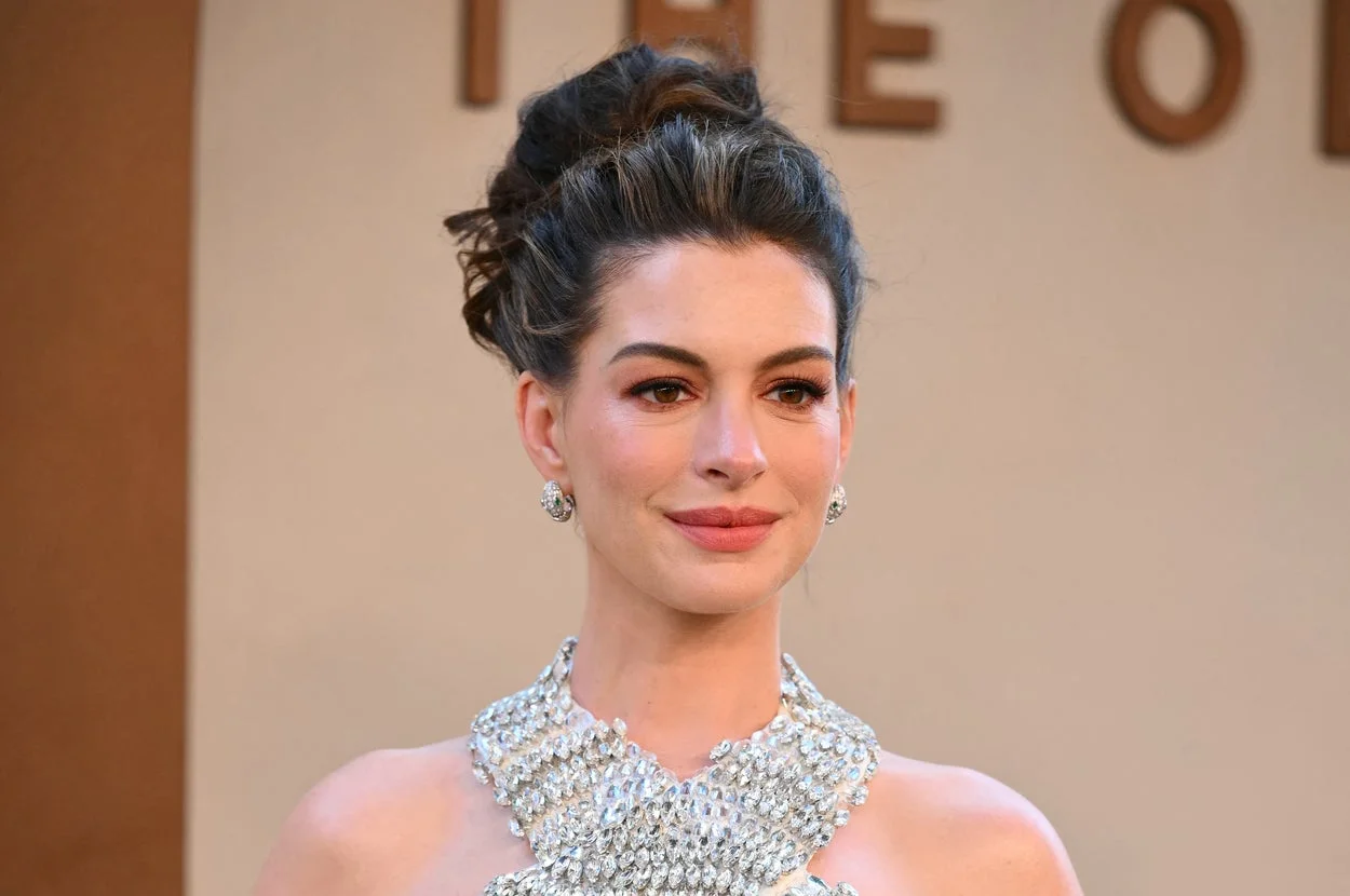 “I Definitely Would Have Never Guessed”: People Are Shocked After Anne Hathaway Told The Heartbreaking Real Story Behind Her Viral HR Meme