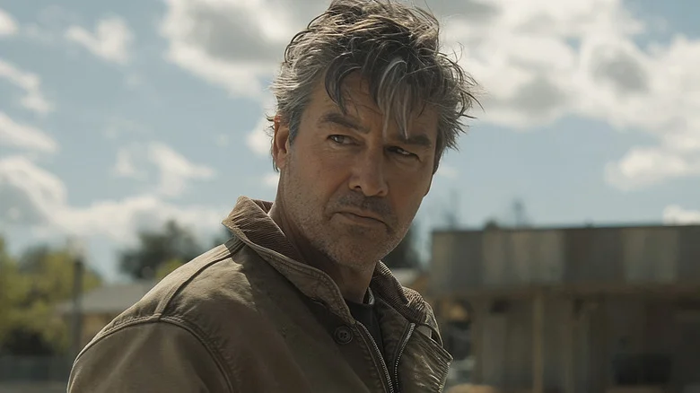 Kyle Chandler as Hal Jordan wearing a jacket on the street of a small town in Lanterns